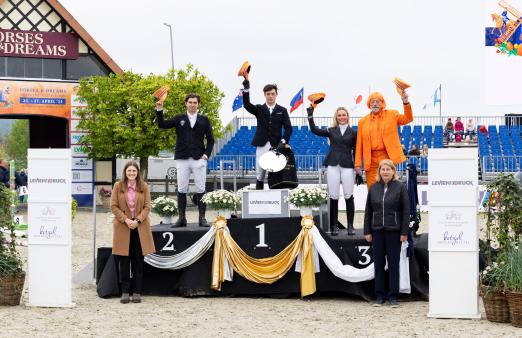 Foto: Fröhliche Gesichter bei der Siegerehrung der Einlaufprüfung des Deutschlands U25 Springpokal der Stiftung Deutscher Pferdesport und Holger Hetzel, Preis der Levien Druck GmbH - Fotograf: reitsport-hellmann.de