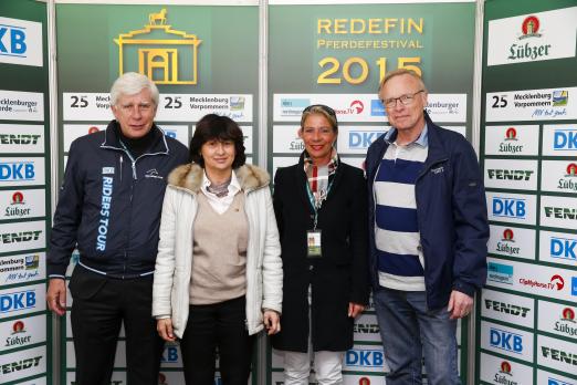 Foto: Die Veranstalter des CSI Redefin - Paul und Bettina Schockemöhle sind gern Gastgeber der Young Riders Academy, hier durch Selektor Sven Holmberg (r.) und Direktorin Elena Ottaviani (2.v.li.) vertreten