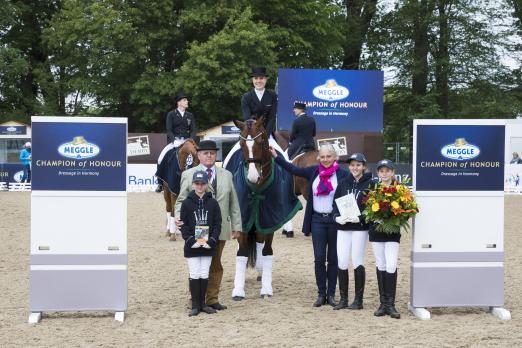 Foto: Franz Bockholt (Jurymitglied) und Jessica Schwiebert (Helenenhof) gratulieren fürs feine Reiten Juliane Burfeind - Fotograf: Thomas Hellmann