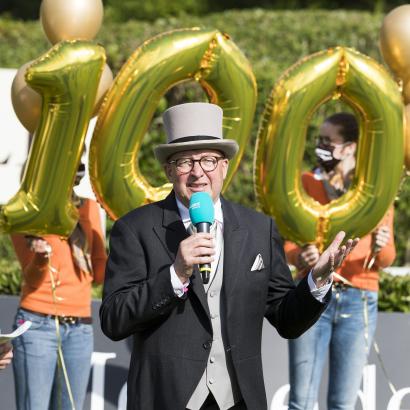 Foto: Derby-Chef Volker Wulff: „Wir haben viele wunderbare Unterstützer, die uns auch in dieser Zeit begleiten: das Haus Darboven, Mercedes-Benz, die DKB, Fundis Reitsport, die Deutsche Vermögensberatung. Bei denen will ich mich bedanken. Ich glaube, mit diesem etwas anderen Derby-Sonntag haben wir jetzt den Abschluss, um nach vorne gucken zu können in Richtung nächstes Derby. Wann auch immer es sein wird.“ - Fotograf: Thomas Hellmann