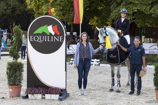 Foto: Im Equiline Youngster Cup siegte bei den siebenjährigen Pferden Finja Bormann mit Grey Chester - Fotograf: Thomas Hellmann