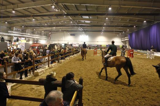 Foto: Treffpunkt für Pferdefans zwischen den Prüfungen bei den VR Classics - Holstenhalle 5. - Fotograf: Thomas Hellmann