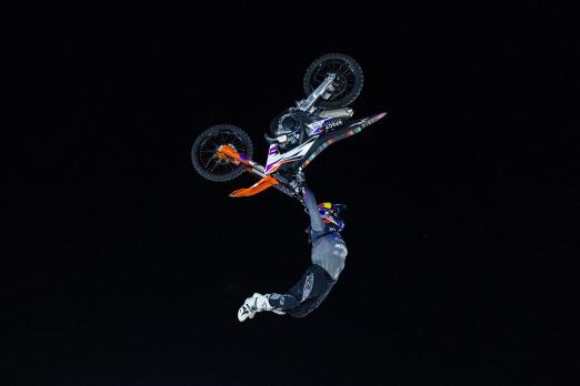 Foto: Motocross-Freestyle-Weltmeister Luc Ackermann begeisterte am Samstagabend die Zuschauer mit waghalsigen Sprüngen in 16 Metern Höhe - Fotograf: reitsport-hellmann.de