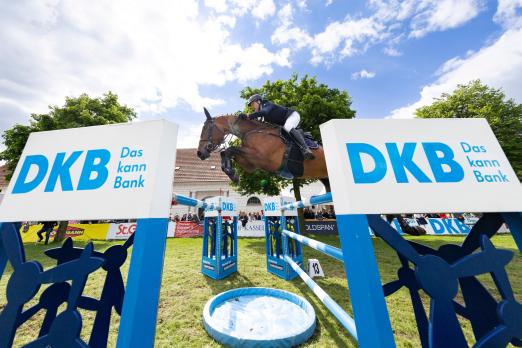 Foto: Energiegeladen zum Sieg im Großen Preis - Paule S und Andé Thieme beim Pferdefestival Redefin - Fotograf: T. Hellmann