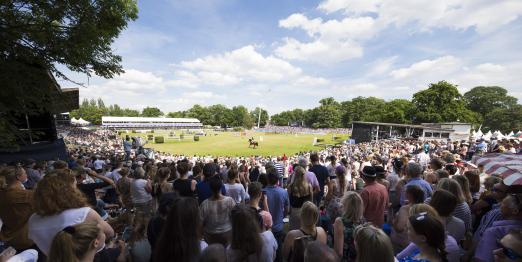 Foto: Alles im Blick bei der Longines Global Champions Tour of Hamburg - vor Ort oder auf dem Bildschirm. - Fotograf: Thomas Hellmann