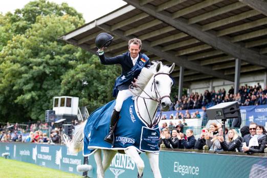 Foto: Harrie Smolders (NED) und Une de l‘Othain feiern den Sieg im Longines Global Champions Tour Grand Prix of Hamburg - Fotograf: Thomas Hellmann 