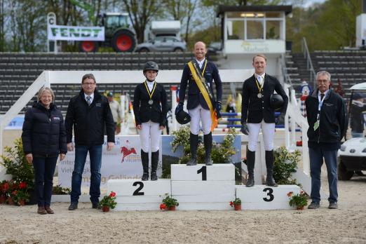 Jörne Sprehe auf dem Weg zum Sieg im Lotto-Hessen-Preis Foto: equistock.de