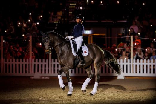 Foto: Sie tanzten ihre Olympische Kür von Paris ein letztes Mal für das Trakehner Publikum: Die Doppel-Olympiasiegerinnen Jessica von Bredow-Werndl und ihre Trakehner Stute TSF Dalera BB - Fotograf: Stefan Lafrentz