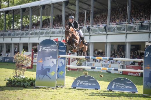 Foto: Volles Haus beim LONGINES Grand Prix, Großer Preis der Landeshauptstadt Wiesbaden - Fotograf: www.tomspic.de