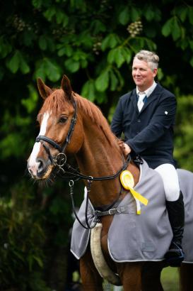 Foto: Claas Christoph Gröpper zeigte mit dem Oldenburger Wallach Carlchen als einziger Reiter zwei fehlerfreie Runden im Großen Preis und holte sich so den Sieg im S**-Springen - Fotografin: Irina Hulse 