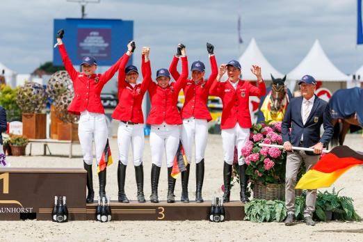 Foto: Podium Deutschland: Bronze für die deutsche Children-Mannschaft unter Nachwuchstrainer Eberhard Seemann - Foto: sportfotos-lafrentz.de