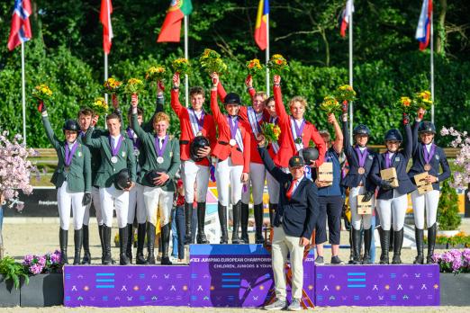 Foto: Ein Auftritt vom Allerfeinsten - das Podium der Jungen Reiter - Fotograf: RI/Equitaris