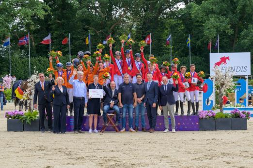 Foto: EM-Podium mit überglücklichen Nachwuchsreitern - Fotograf: RI/Equitaris