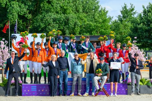 Foto: Strahlende Junioren auf dem Podium - Fotograf: RI/Equitaris
