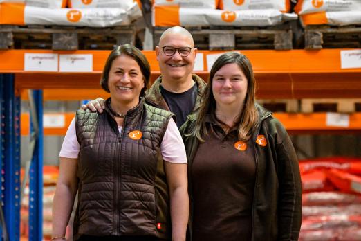 Foto: „Die TEAM TROPHY mit dem Zusammenhalt und der Motivation passt perfekt zu unserer Philosophie.“ (v.l.) Kristin Röschmann, Hartwig Taege und Janne Vogt von der Röschmann Landhandel GmbH aus Hadenfeld übergaben bei jeder Etappe an alle Reiter hochwertige Ehrenpreise persönlich und gratulierten ihren Teams -Fotograf: RathmannVerlag/Malina Blunck