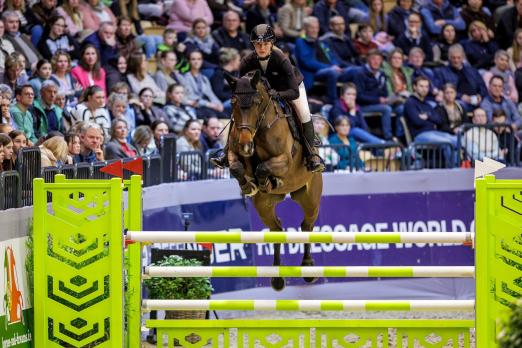 Foto: Sieg vor heimischen Publikum: Teike Friedrichsen und Capricioso VA gewannen das Championat der Pferdestadt Neumünster in 2024 und 10 Jahre zuvor auch das HGW Bundesnachwuchschampionat - Fotograf: sportfotos-lafrentz.de