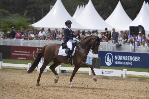 Foto: Therese Nilshagen und La Vie sicherten sich in München 2023 das Finalticket des NÜRNBERGER BURG-POKALs bei der Pferd International - Fotograf: Maximilian Schreiner