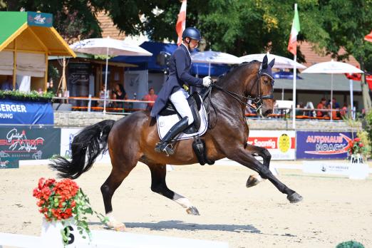 Foto: Kraftvoll ins Finale des NÜRNBERGER BURG-POKALs galoppiert sind in Görlitz Escolar`s Emil und Ausbilder Thomas Wagner - Fotograf: B. Placzek