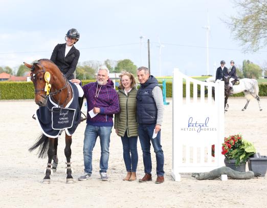 Foto: Siegerin Tina Deuerer mit Clueso, Ehemann Hans - Jürgen Deuerer von Sponsor Vitakraft, Sponsorin Caroline von Daniels und Holger Hetzel - Fotograf: Maik Wallraffen