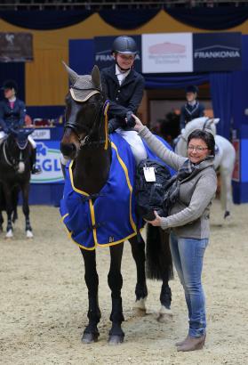 Foto: Sieger der Finalentscheidung im Westfalenhallen Cup Dortmund 2014, Tobias Kuhlage (Havixbeck) auf Rimrod, bei der Übergabe des Ehrenpreises durch Cornelia Stryczek aus dem Hause CE Pferdehaarschmuck, Hagen - Fotograf: sportfotos-lafrentz.de