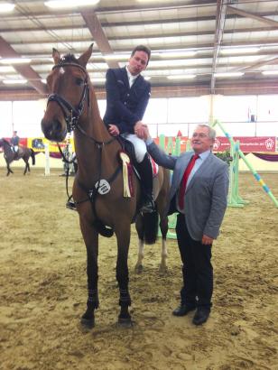 Foto: Erster Start - erster Sieg: Tonis Haßmann gewann mit Caramia das S-Springen. Erster Gratulant war Heiko Bertelt, Öffentliche Versicherung Oldenburg - Fotograf: Pöttker