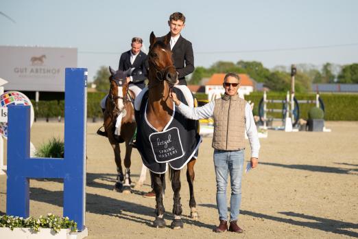 Foto: Tony Stormanns und Surprise - der 17-jährige gewinnt das S-Springen beim Hetzel Spring Masters. Gastgeber und Landestrainer Holger Hetzel gratuliert seinem Kaderreiter - Fotograf: Leonie Minten Photos