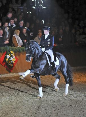 Foto: Totilas unter Matthias Alexander Rath bei seiner ersten Schockemöhle-Hengstschau 2011 in Vechta - Fotograf: Becker 