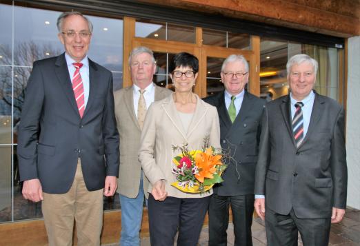 Foto: Der neue Vorstand des Trakehner Verbandes. v.l. Dr. Norbert Camp, Hans-Wilhelm Bunte, Marion Drache, Josef Kirchbeck und Dr. Hans-Peter Karp - Fotograf: Sigrun Wiecha