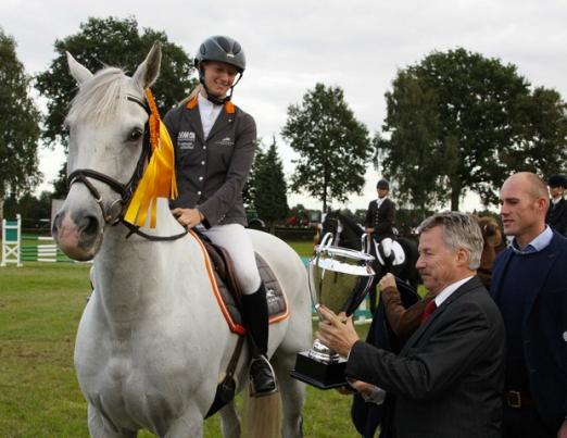 Foto: Sandra Auffarth gewinnt die Milford-Trophy und den Großen Preis der Stadt Langenhagen; Bürgermeister Friedhelm Fischer und Marc Münkel (rechts) gratulieren. Fotograf: Bernd Hauers