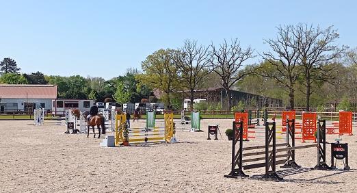 Foto: Der neue Grand Prix-Platz der Station Maas J. Hell ist Schauplatz des Springturniers mit Bundeschampionats-Qualifikation vom 23. - 25. Mai in Klein Offenseth - Fotograf: BM