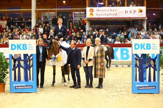 Foto: Graf von Lindemau-Halle - internationaler Sport wie hier mit dem Sieger im Weltranglistenspringen, Hannes Ahlmann und Tokyo, wird mit der Körung in Brandenburg-Anhalt für das DSP - Deutsches Sportpferd, gemeinsam veranstaltet - Fotograf: B. Placzek
