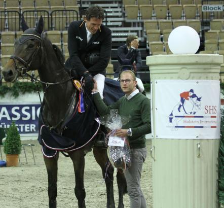 Foto: Kai Rüder mit Priceless – es gratuliert für den Förderpool SHS HI Christoph Wagner von CWD