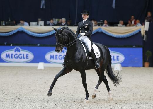 Foto: Jessica von Bredow-Werndl (mit Unee BB) gehört zu den Stars in der Olympiahalle - Fotograf: Sportfotos-Lafrentz.de 