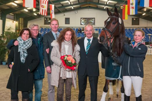 Foto: Spitzenpferd Mic Mac umrahmt vom Auktionsteam und seinen stolzen neuen Besitzern. Von links nach rechts: Iris Schless, Hinrich Groth, Auktionator Günther Friemel, Petra Groth, Auktionsleiter Elmar Lesch und Auktionsreiterin Steffi Böhe - Fotograf: Thomas Ix