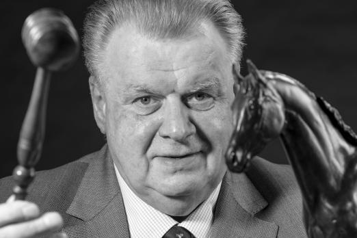 Foto: Starauktionator Uwe Heckmann in seinem Element - Fotograf: Niehues
