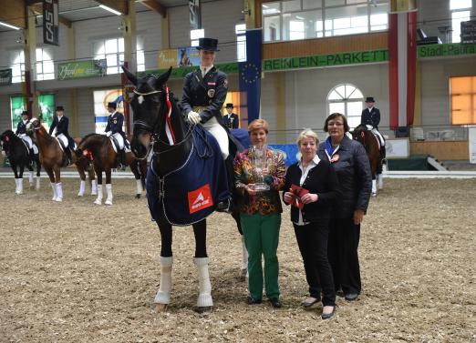 Foto: Kür-Siegerin Victoria Max-Theurer bei der Siegerehrung mit OEPS-Präsidentin Elisabeth Max-Theurer, Veranstalterin Helga Beudel und Chefrichterin Victoire Mandl - Fotograf: Fotoagentur-Dill