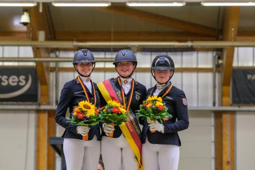 Foto: Die drei Deutschen Meisterinnen der Dressur-Junioren 2024 - Fotograf: Equitaris