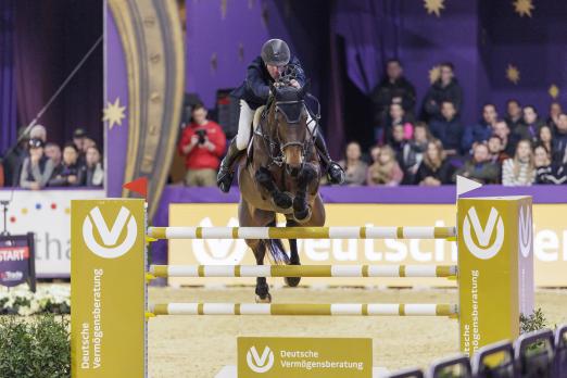 Foto: Nach spannendem Stechen gewinnt Jur Vrieling (NED) mit Helwell Du Chabus den Großer Preis von Hessen präsentiert von der Deutschen Vermögensberatung AG - Fotograf: sprtfotos-lafrentz.de