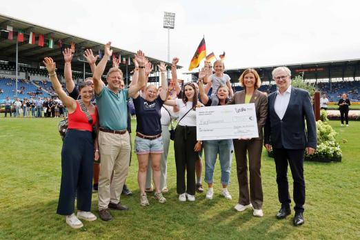 Foto: Der Reit und Fahrverein Lauterbach Stadt und Land e.V. nahm jubelnd den Scheck über 5.000 € von ALRV-Präsidentin Stefanie Peters und Dr. Klaus Miesner, Vorstandsmitglied von Pferdesport Deutschland, entgegen.- Fotograf: ALRV/Andreas Steindl Foto: Der Reit und Fahrverein Lauterbach Stadt und Land e.V. nahm jubelnd den Scheck über 5.000 € von ALRV-Präsidentin Stefanie Peters und Dr. Klaus Miesner, Vorstandsmitglied von Pferdesport Deutschland, entgegen.- Fotograf: ALRV/Andreas Steindl