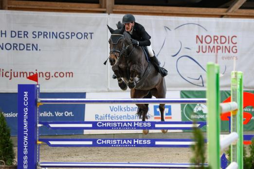 Foto: Viktor Melin war mit seiner 19-jährigen Erfolgsstute Atina aus Schweden angereist und siegte mit ihr im Großen Preis der NORDIC JUMPING events 2023/24 - Fotograf: Photo Rocket)