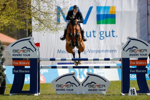 Foto: Shooting-Star Richard Vogel mit Ride Smart Never Walk Alone - bei der 2. Etappe der BEMER Riders Tour in Redefin - Fotograf: Stefan Lafrentz