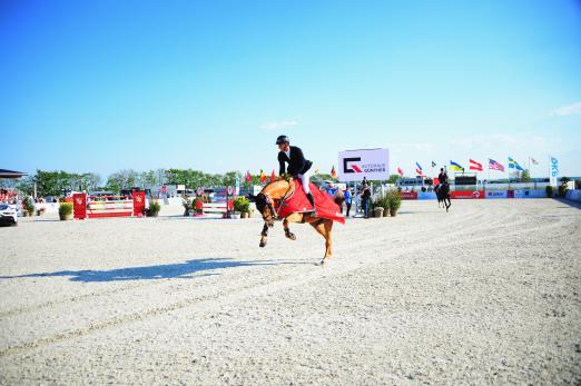 Foto: Richard Vogel und Cepano Baloubet mit Veranstalter Enno Glantz und Sponsor Ben Günther. Das Championat ist eines von fünf Weltranglistenspringen in Hohen Wieschendorf - Fotograf: Anke Gardemann
