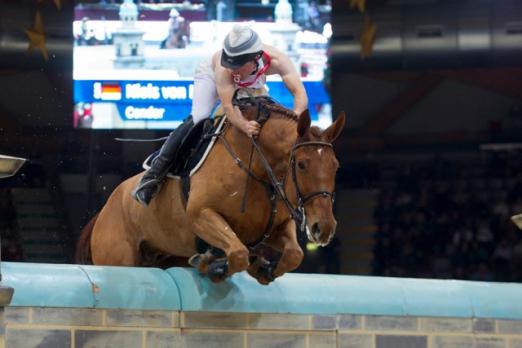 Foto: Das Schnuller lutschende Baby Niels von Hirschheydt Niels (GER) mit Condor im 4.Stechen - Fotograf: Nini Schäbel
