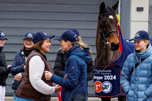 Foto: Das Team der Röschmann Landhandel GmbH lädt die Finalisten der Röschmann TEAM TROPHY zur optimalen Vorbereitung auf das große Saisonfinale bei den VR CLASSICS zu einem Mentalcoaching nach Hadenfeld ein - Fotograf: Stefan Lafrentz