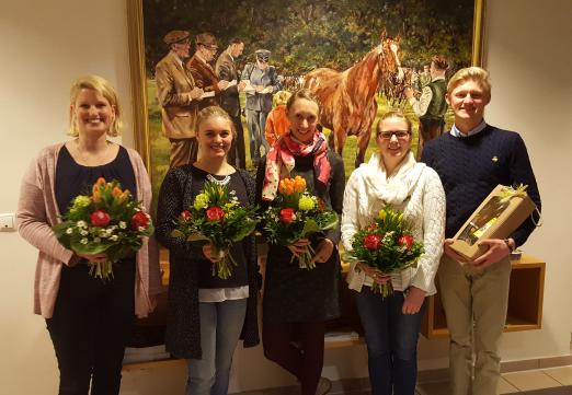 Foto: Foto: Neuer und alter Vorstand der Hannoveraner Jungzüchter (v.l.n.r.): Nadine Dittmer, Vanesssa Feuerstein, Hanna Westermann, Anna-Lena Lührs und Robert Kock - Fotograf: Hannoveraner Verband