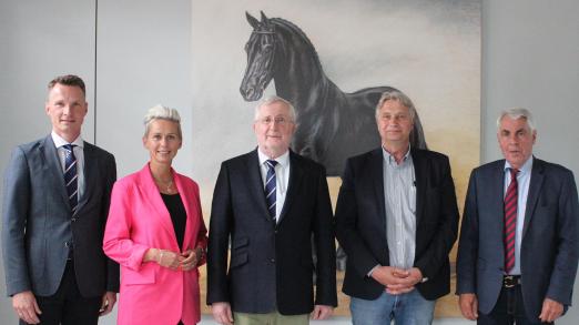 Foto: Neuer OL-Vorstand: (v.l.) Marco Pundsack, stellvertretender Vorsitzender des Verbandes der Züchter des Oldenburger Pferdes, Silvia Breher, Vorstandsmitglied, Dr. Wolfgang Schulze-Schleppinghoff, Präsident des Oldenburger Pferdezuchtverbandes, Wilfried Fleming, Vorstandsmitglied, Wilhelm Strohm, Vorstandsmitglied und 1. Vorsitzender des OLD-Fördervereins - Fotograf: OLD Art