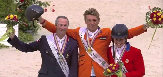Das Foto zeigt die Medaillengewinner der WM 2014 in Caen/FRA: Jeroen Dubbeldam/NED (Gold), Patrice Delaveau/FRA (Silber) und Beezie Madden/USA (Bronze)