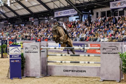 Foto: Größter Erfolg für Paweena Wernke im CHampionat von Neumünster - Fotograf: sportfotos-lafrentz.de