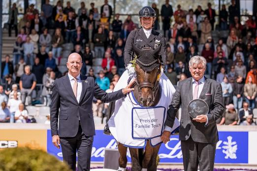 Foto: Die Siegerin im Preis der Familie Tesch, gemeinsam mit Siegward Tesch und ALRV Aufsichtsratsmitglied Jürgen Petershagen - Fotograf: CHIO Aachen/ Franziska Sack