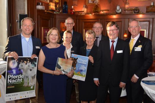 Foto: (v. li.) Moderator des Partnertreff-Abends Dirk Alexander Lude, Friederike Stritter, Isabelle Kettner, Michael Krieger, WRFC-Präsidentin Kristina Dyckerhoff, Albert Schäfer (alle WRFC), Wiesbadens Bürgermeister Arno Goßmann und Ulrich Schneider (WRFC) - Fotograf: F. Hennig